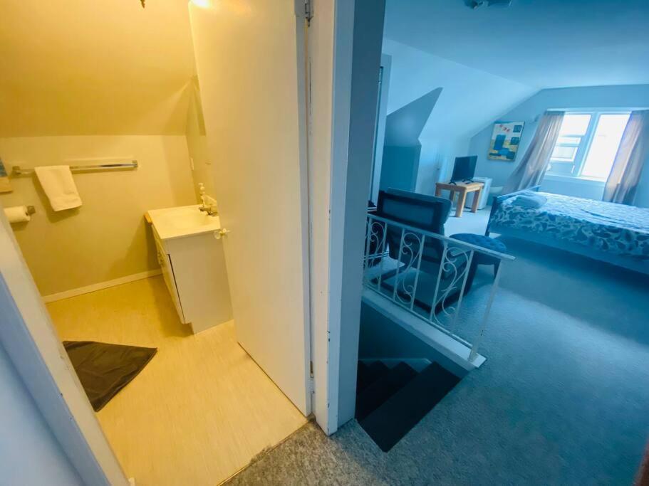 Artistic Apartment Near Downtown ビクトリア エクステリア 写真