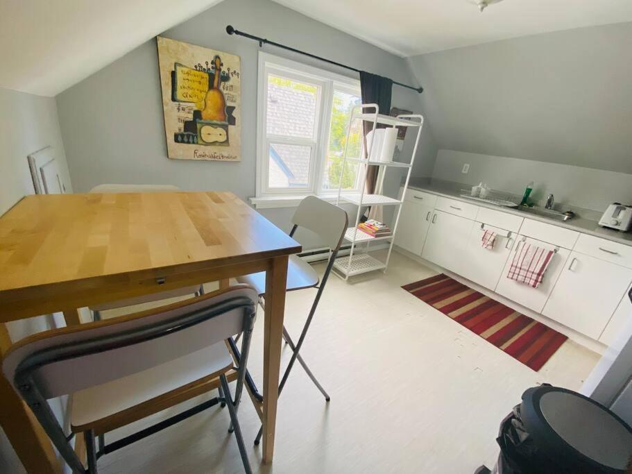 Artistic Apartment Near Downtown ビクトリア エクステリア 写真