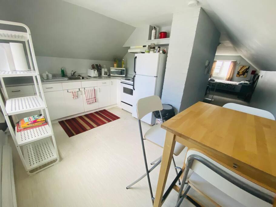 Artistic Apartment Near Downtown ビクトリア エクステリア 写真